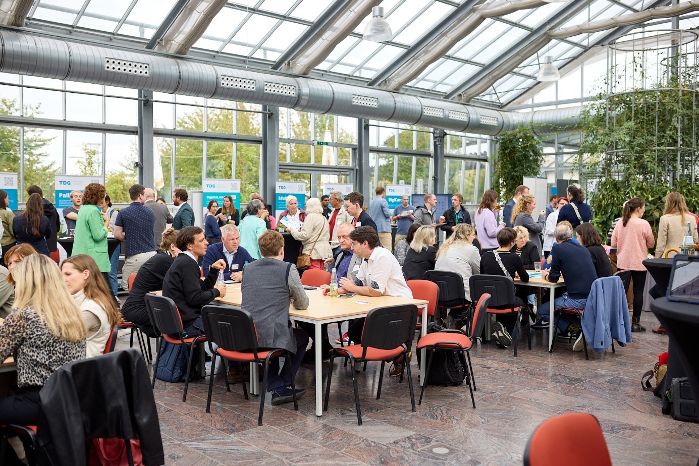 Thementische beim TDG Innovation Summit 2024 im Rosarium Sangerhausen